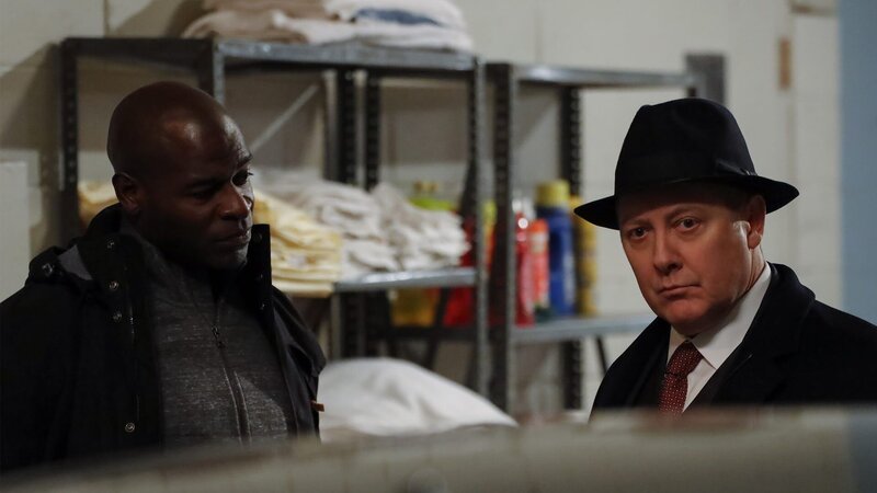 l-r : Dembe Zuma (Hisham Tawfiq), Raymond ‚Red‘ Reddington (James Spader) – Bild: AXN Black
