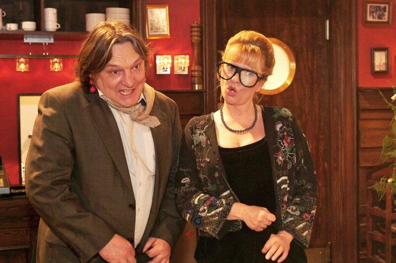 Bernd (Volker Herold, l.) und Helga (Ulrike Mai, r.) geben auf der Hochzeit einen Sketch zum Besten. – Bild: SAT.1 /​ Monika Schürle Eigenproduktionsbild frei