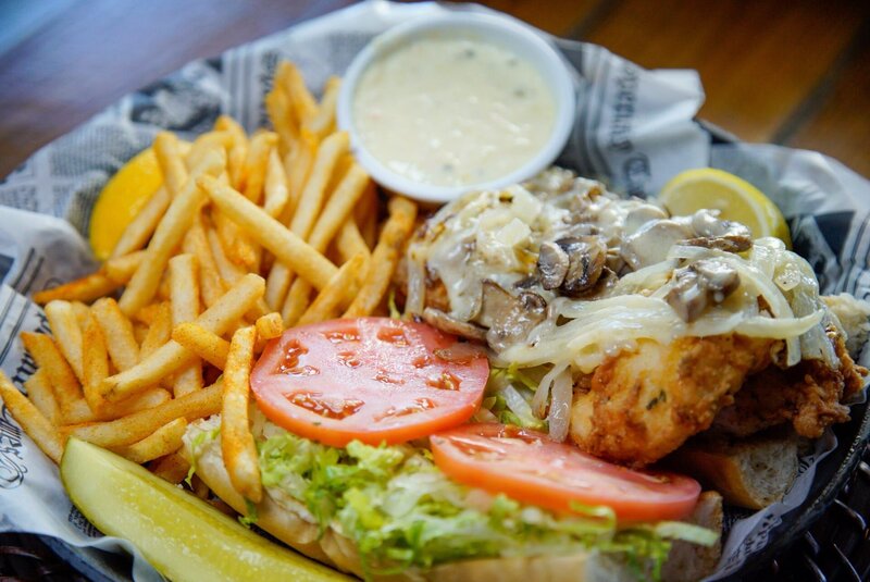 Das „Killer Hogfish Sandwich“ von „Hogfish Bar and Grill“ wird täglich frisch filetiert und gebraten, dann mit Schweizer Käse, Pilzen und Zwiebeln belegt und auf kubanischem Brot serviert. – Bild: ORF/​Warner/​The Travel Channel