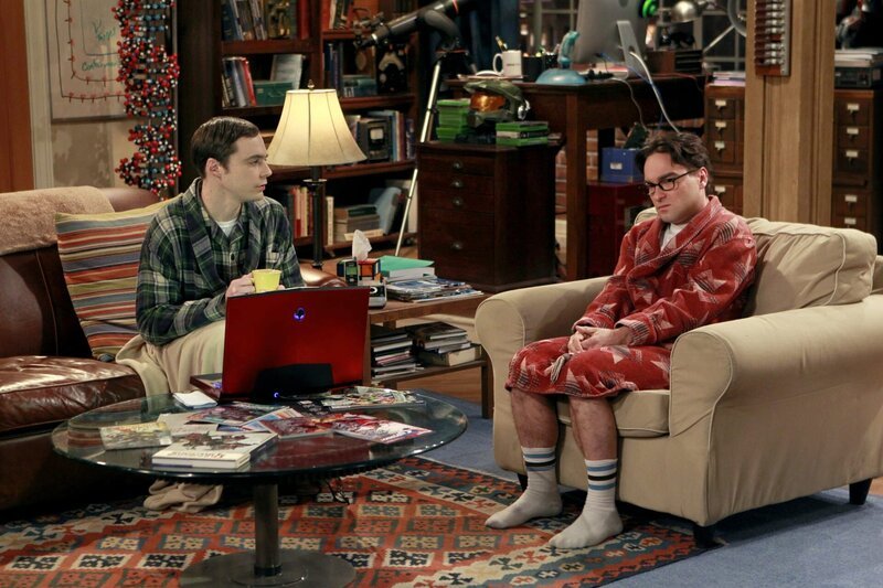 Leonard (Johnny Galecki, r.) ist irritiert, weil sich ausgerechnet Jimmy Speckerman mit ihm treffen will. – Bild: Warner Bros. Television