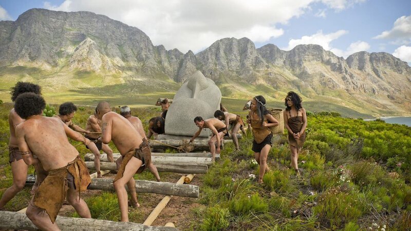 Die Polynesier waren über beinahe den gesamten Pazifik bis nach Neuseeland angesiedelt. Sie erbauten Moai Statuen, die etwa zehn Meter hoch und zweiundachtzig Tonnen schwer waren. Aus vierundzwanzig Meter hohen Palmen bauen die Menschen Rollen für den Transport der Steinskulpturen. – Bild: WeltN24 GmbH
