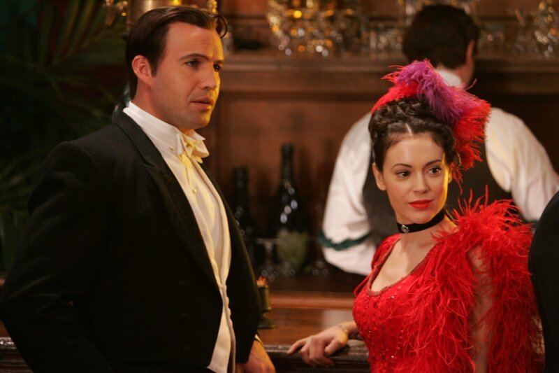 Drake (Billy Zane, l.) und Phoebe (Alyssa Milano, r.) reisen in die Vergangenheit, um einen Dämon im Jahr 1890 zu vernichten … – Bild: Paramount Pictures Lizenzbild frei