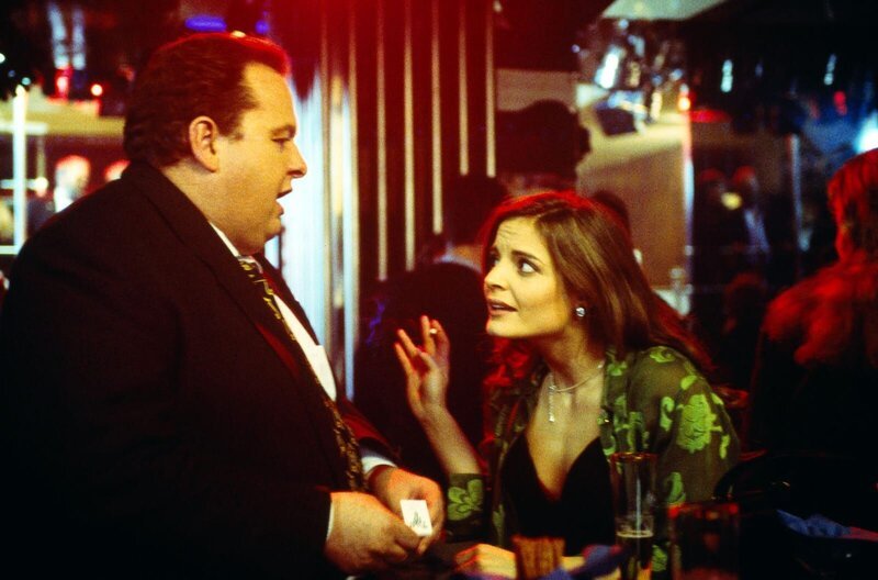 Miss Austria (Elisabeth Lanz, r.) wird von Kommissar Benno Berghammer (Ottfried Fischer, l.) in der Disco „verhört“. Die beiden verbringen einen privaten Abend miteinander. Am nächsten Morgen wird die Schönheitskönigin ermordet aufgefunden und Benno gerät in Verdacht … – Bild: SAT. 1 /​ MATE