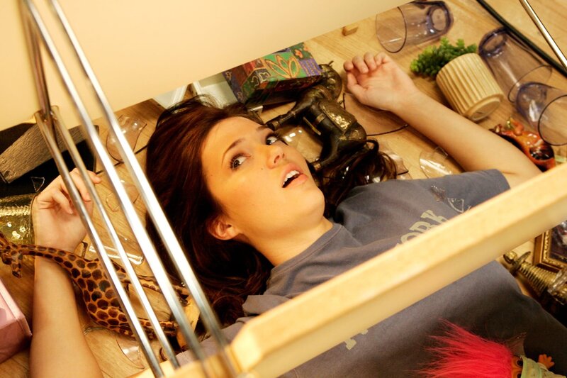 J.D. lernt Julie (Mandy Moore), ein nettes hübsches und enorm tollpatschiges Mädchen, kennen … – Bild: ORF/​Disney/​Mitchell Haddad