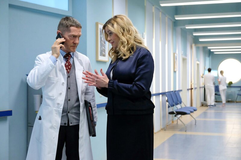 Sarah Marquardt (Alexa Maria Surholt) bittet Dr. Kaminski (Udo Schenk) die Patientin Eva Reinhold bestmöglich zu umsorgen. Frau Reinhold ist die Lehrerin von Sarahs Sohn Bastian, der gerade Abitur macht und das ist Sarah natürlich wichtig. Sarah stockt der Atem, als sie von Kaminski erfährt, dass er gar nicht mehr der betreuende Arzt ist – das ist nun Hans-Peter Brenner. – Bild: BR/​MDR/​Saxonia Media Filmproduktions GmbH/​Sebastian Kiss