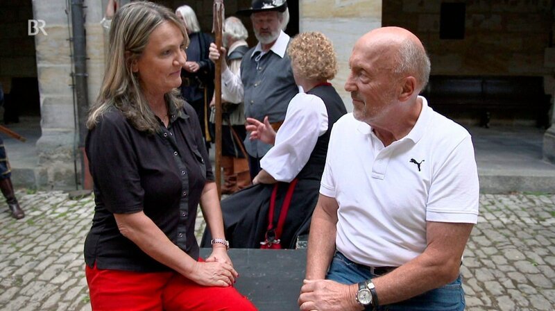 Marianne Kreuzer mit Klaus Wolfermann, Speer-Olympiasieger 1972, auf der Bühne der Wallenstein-Festspiele in Altdorf bei Nürnberg. – Bild: BR