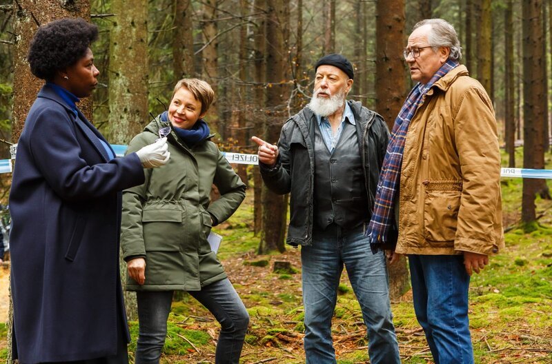 Die Rentnercops Bielefelder (Bill Mockridge), Klaus Schmitz (Hartmut Volle) und Vicky Adam (Katja Danowski) kommen am Tatort an und treffen auf Dr. Lara Krüger (Dela Dabulamanzi). – Bild: ARD/​Kai Schulz