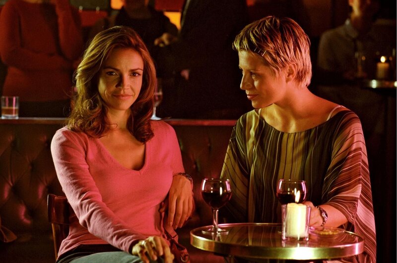 Frau genießt und schweigt: Sandra (Rebecca Immanuel, l.) will Patricia (Barbara Demmer, r.) gegenüber nicht raus mit der Sprache, was da mit Felix war … – Bild: SAT.1 /​ Hardy Spitz