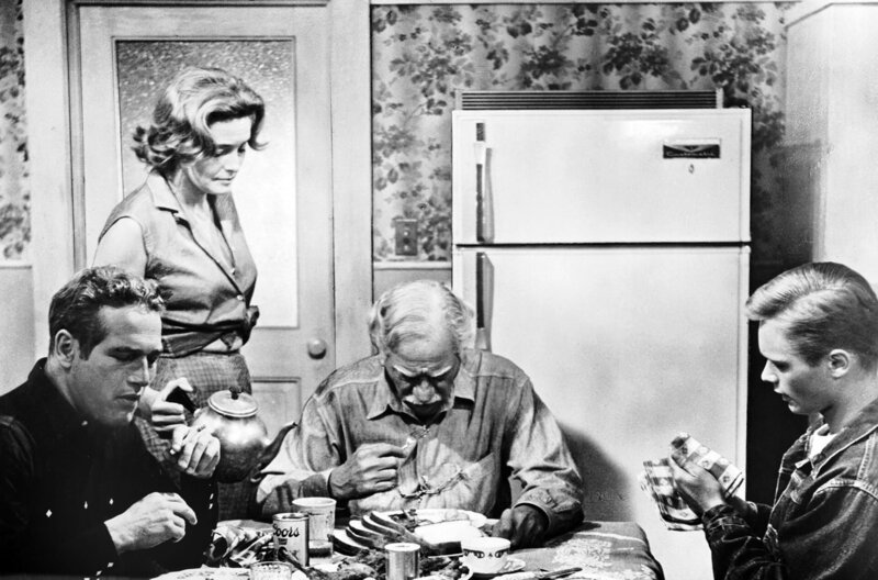 Nur selten kommt auch Hud (Paul Newman, li.) zu den gemeinsamen Abendessen mit seinem Vater (Melvyn Douglas, 2.v.r.), seinem Cousin Lonnie (Brandon de Wilde, re.) und der Haushälterin Alma (Patricia Neal, 2.v.l.). – Bild: Paramount Pictures/Salem Productions, Inc./Dover Productions, Inc Nur selten kommt auch Hud (Paul Newman, li.) zu den gemeinsamen Abendessen mit seinem Vater (Melvyn Douglas, 2.v.r.), seinem Cousin Lonnie (Brandon de Wilde, re.) und der Haushälterin Alma (Patricia Neal, 2.v.l.). – Bild: Paramount Pictures/Salem Productions, Inc./Dover Productions, Inc