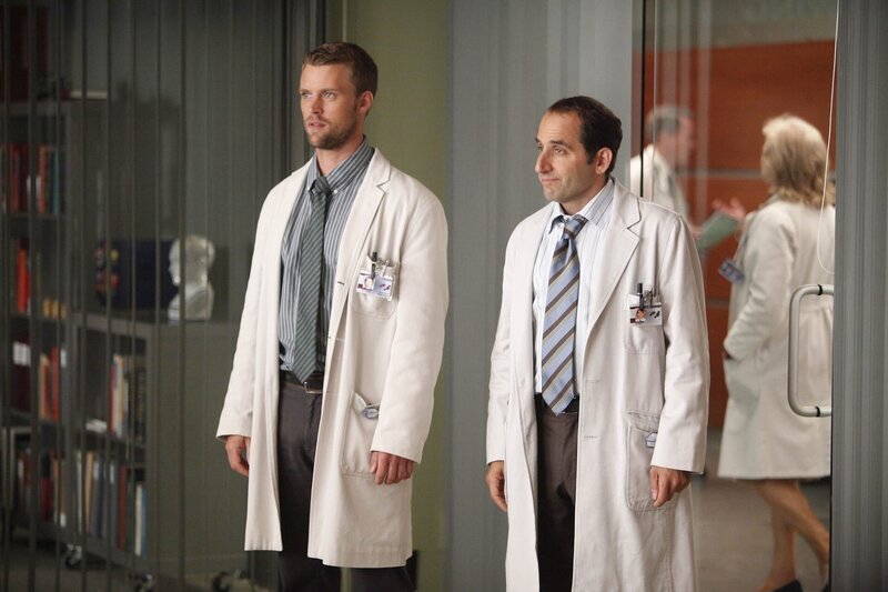 Zurück in Houses Team: Chase (Jesse Spencer, l.) und Taub (Peter Jacobson, r.) … – Bild: Universal Network Television LLC