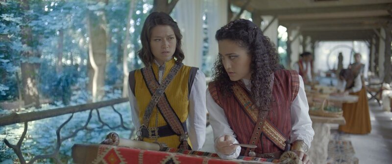 Im Refugium der Schwesternschaft streiten Walida (Shiraz Tzarfati, rechts) und Cora (Léna Laprès, links) über die Auslegung der Prophezeiung. – Bild: ZDF/​Cottonwood Media/​ZDF Studios