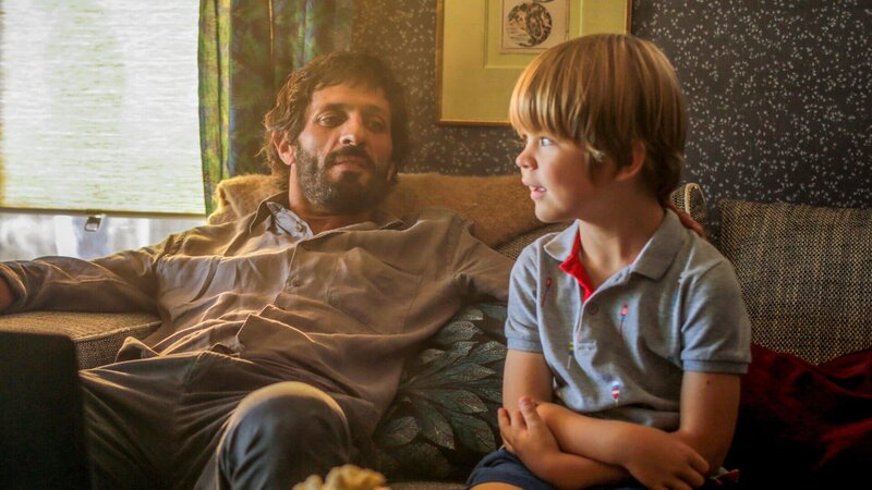 Thomas Lewen (Gaël Raes) erzählt Ben Lebon (David Kammenos) von seinen Visionen. – Bild: ZDFneo