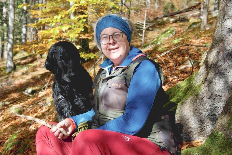 Auch Ilse Blachfellner-Mohri, Wirtin, Köchin, Netzwerkerin, „Iron Women“-Gründerin, Mutter (Obst)Bäuerin mit Hund Linus, muss einmal ausspannen am Leopoldsteinersee. – Bild: ORF/​Satel Film/​Claus Muhr