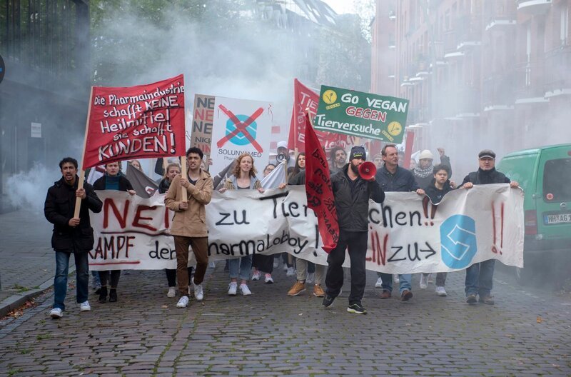 Der Demonstrationszug gegen Tierversuche bewegt sich in Richtung des Wagens, in dem angeblich eine Bombe versteckt ist. – Bild: ARD/​Thorsten Jander