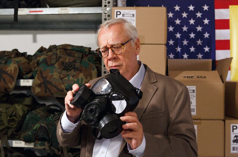 Günter (Peter Lerchbäumer) begutachtet eine Gasmaske aus dem Bunker von Walter Sobchak. – Bild: ARD/​Kai Schulz