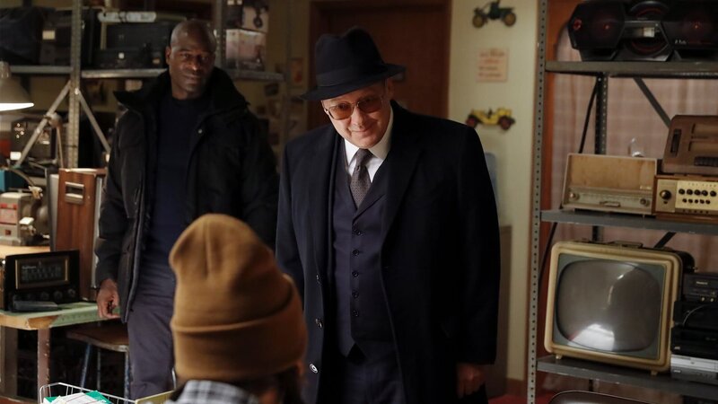 l-r: Dembe Zuma (Hisham Tawfiq, hinten), Raymond ‚Red‘ Reddington (James Spader) – Bild: AXN Black