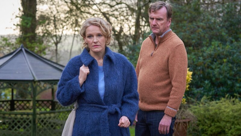 Paige (Caroline Scholze) möchte Thomas (Jörg Bundschuh) schützen und trifft deshalb eine Entscheidung, die den beiden nicht leicht fällt. – Bild: ORF/​ZDF/​Jon Ailes