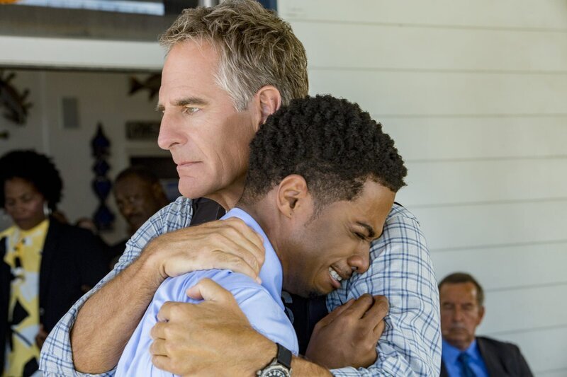 Ein mitfühlender Pride (Scott Bakula, r.) tröstet Mason (Dalpre Grayer, l.), nachdem ein Kandidat der Navy Spezialeinheit kurz vor seinem Abschluss ermordet wird … – Bild: 2016 CBS Broadcasting, Inc. All Rights Reserved /​ Skip Bolen Lizenzbild frei