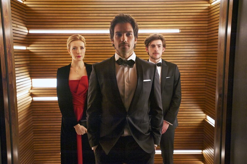 Darius Tanz (Santiago Cabrera, M.) präsentiert der Pentagon-Pressesprecherin Grace Barrows (Jennifer Finnigan, l.) und dem MIT-Studenten Liam Cole (Charlie Rowe, r.) seine Plan, wie die Menschheit den Asteroideneinschlag überleben soll. Wie werden die beiden darauf reagieren? – Bild: CBS Broadcasting Inc.