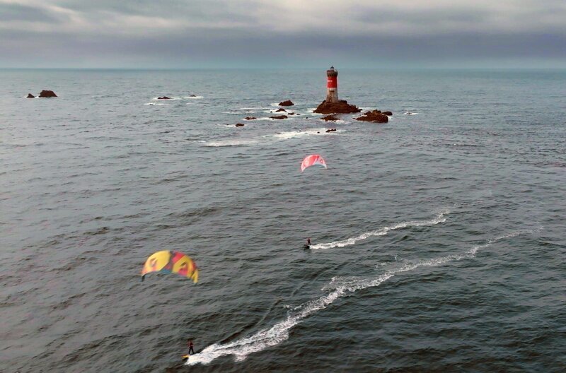 Im Finistère in der Bretagne hat Fabienne d’Ortoli, zweifache Weltmeisterin im Kitesurfen, einen Traum: Sie will auf der „Straße der Leuchttürme“ in der Iroise-See segeln. – Bild: MedienKontor/​Stephane Nicolle