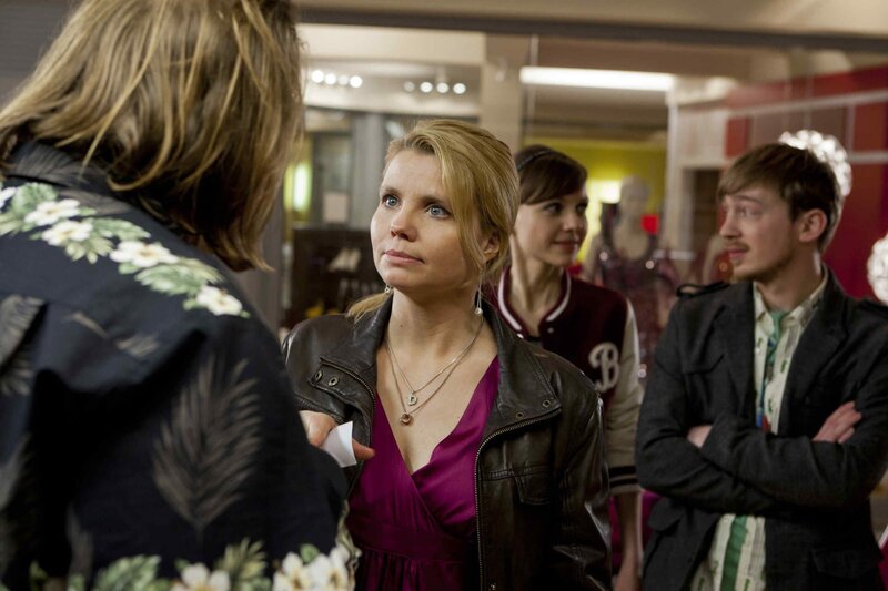 Während Danni zweifelt, ob sie bei ihrem Fall auf der richtigen Seite steht, versucht Nils (Oliver Fleischer, l.) mit ungewöhnlichen Mitteln die Diebstähle in seinem Laden zu stoppen. Doch das geht gehörig schief – er wird verklagt und verliert möglicherweise seinen Shop. Doch können seine Danni (Annette Frier, 2.v.l.), Bea (Nadja Becker, 2.v.r.) und Hannes (Tino Mewes, r.) ihm helfen? – Bild: SAT.1 /​ Frank Dicks