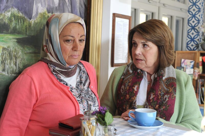 Sevim (Özay Aslanhan, links) erzählt Rosi (Brigitte Walbrun, rechts), dass sie hofft, trotz ihrer Lüge, die Situation mit Leon klären zu können. – Bild: Marco Orlando Pichler /​ BR