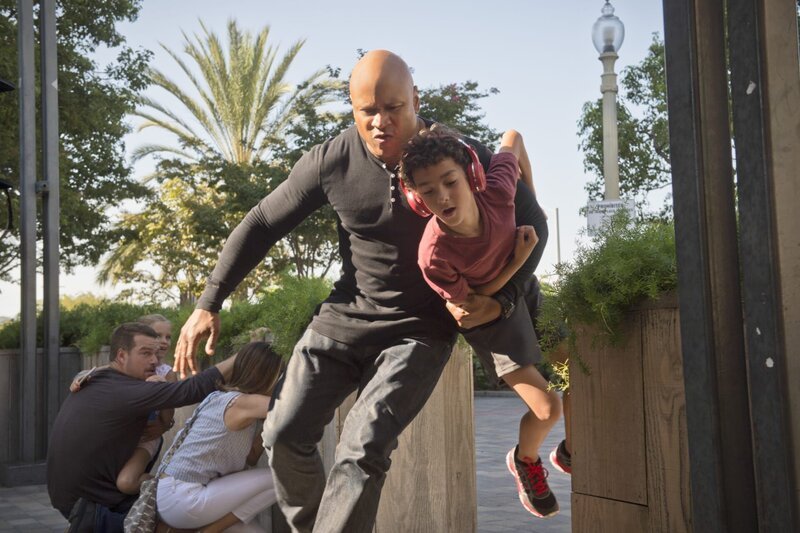 Control“ -- Pictured: Chris O\’Donnell (Special Agent G. Callen) and LL COOL J (Special Agent Sam Hanna). Callen and Sam are forced to work on their day off when they mysteriously receive a cell phone and the caller threatens the lives of innocent people, on the special 150th episode of NCIS: LOS ANGELES, , Pictured: Chris O\’Donnell (Special Agent G. Callen) and LL COOL J (Special Agent Sam Hanna). – Bild: 2015 CBS Broadcasting, Inc. All Rights Reserved. /​ Neil Jacobs Lizenzbild frei