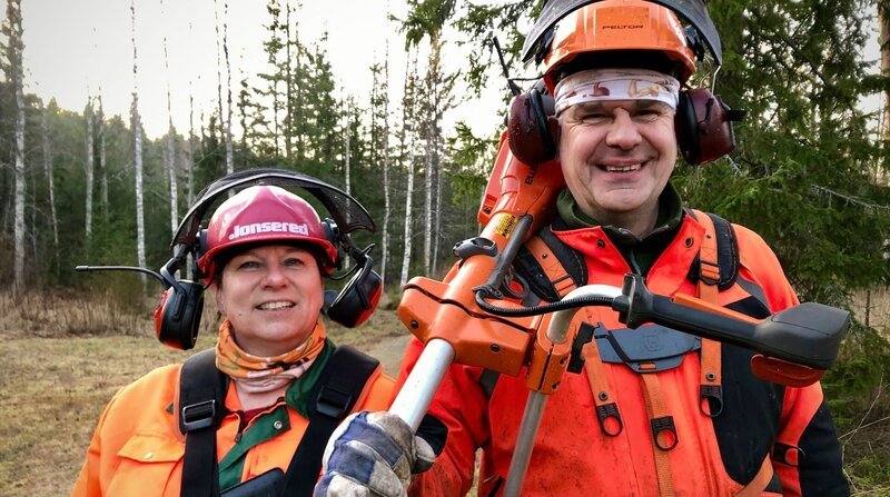 Glücklich bei der Waldarbeit: Ärztin und Arzt Anu und Antii Niemi aus Nordkarelien – Bild: NDR /​ ZDF