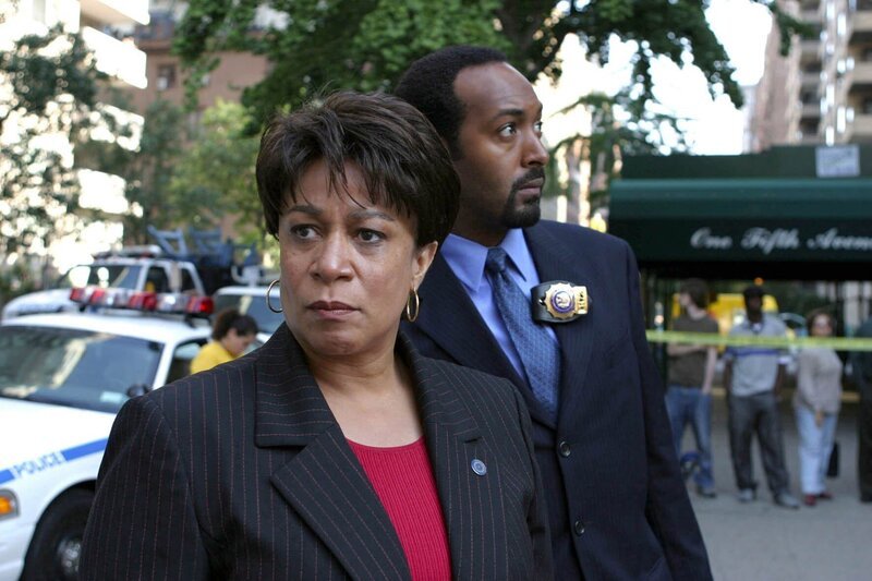 Epatha Merkerson als Lt. Anita van Buren und Jesse L. Martin als Det. Ed Green – Bild: PLURIMEDIA (NBC Universal, Inc.)