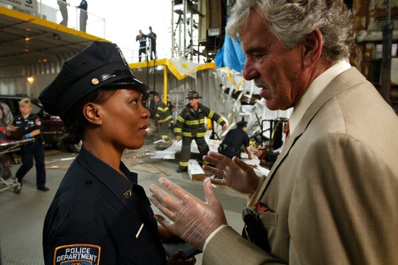 Zuerst von links: Det. Joe Fontana (Dennis Farina) – Bild: 13th Street