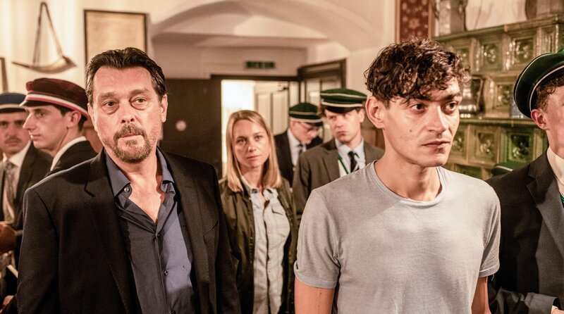 Chefinspektor Sascha Bergmann (Hary Prinz, li.) und seine Kollegin Anni Sulmtaler (Anna Unterberger, mi.) lassen sich von Paul (Josef Mohamed, re.) zu dem Verdächtigen führen. – Bild: ARD Degeto Film/​Allegro Film/​Ton /​ ARD Degeto/​Programmplanung und P