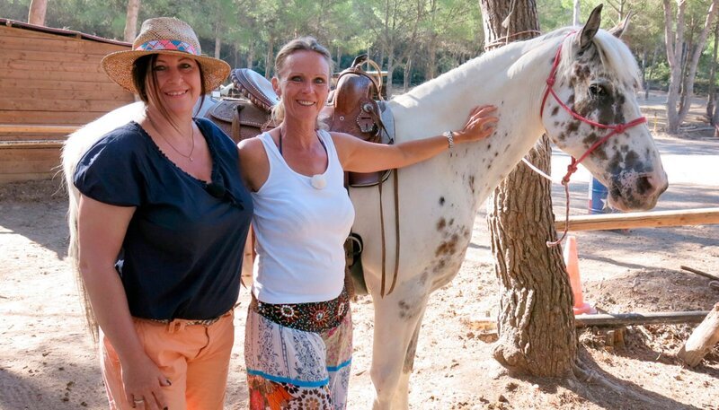 Die Passagierinnen Babsi Geller und Christine Bauer beim Reiten auf der Open Ranch in Martigues. – Bild: Bewegte Zeiten GmbH/​Lia Jaspers