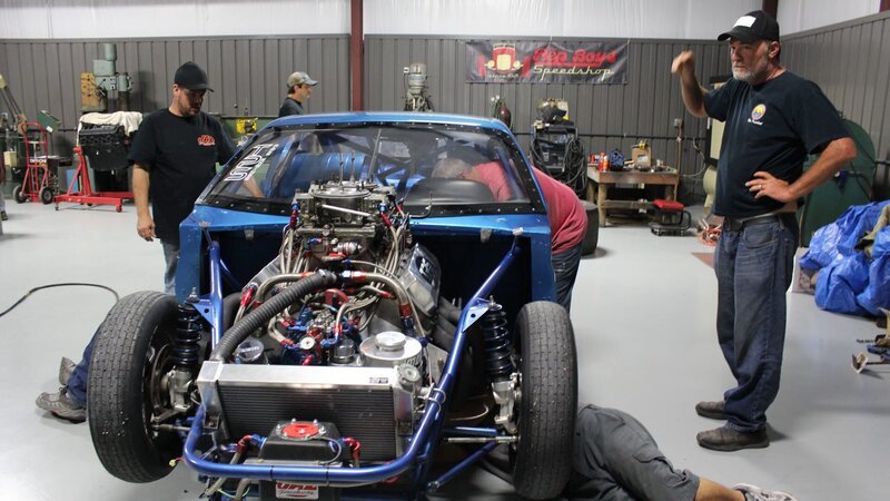 Jerry Bird’s crew working on his car to determine why it is pulling to the left. – Bild: Discovery