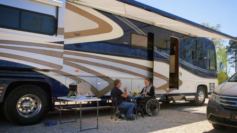 Para-Badminton-Spielerin Amy Burnett cruist mit ihrem Partner Robert in einem barrierefreien Wohnmobil über amerikanische Highways. – Bild: Warner Bros. Discovery