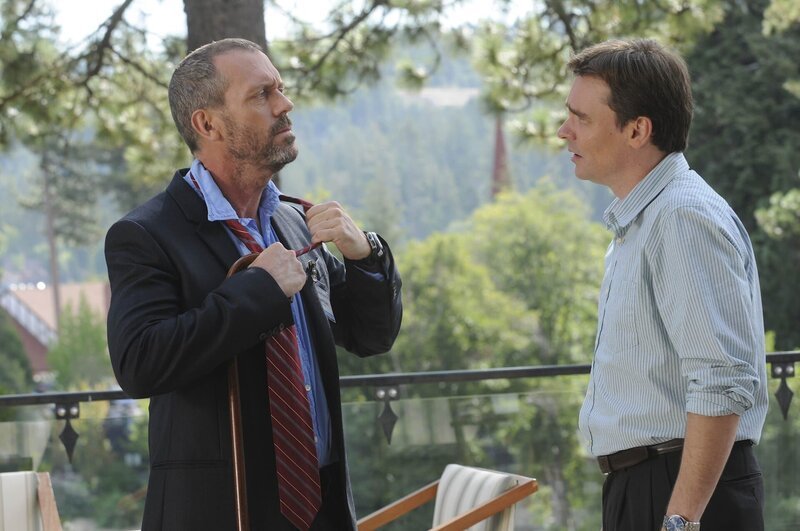 Dr. House (Hugh Laurie, l.) begleitet Dr. Wilson (Robert Sean Leonard) zu einem medizinischen Kongress. Eine Tatsache, die Wilson schon bald bereut. – Bild: Universal TV