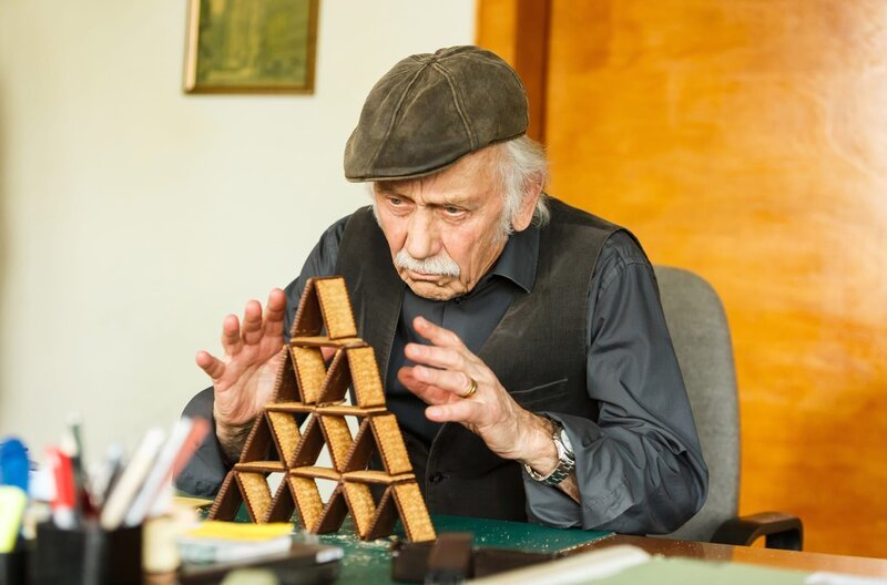 Edwin Bremer (Tilo Prückner) baut ein Schokokekse-Haus. – Bild: ARD/​Kai Schulz