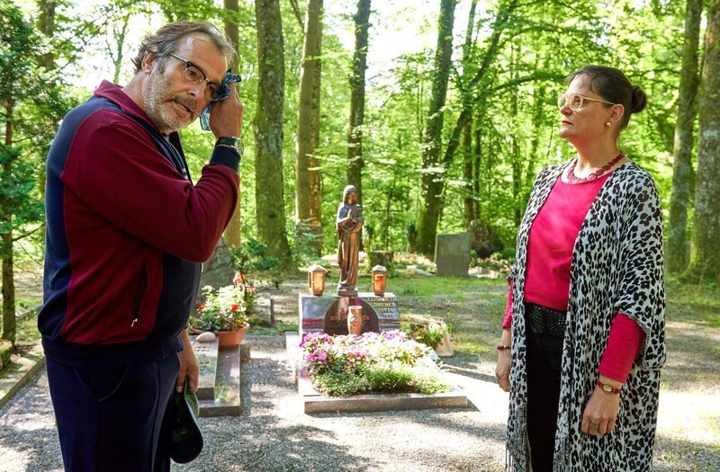 Bestatterin Lotte Reichelberger (Christina Geißel, r.) streitet mit Trainer Manfred Berger (Joachim Raaf, l.). Welches Geheimnis haben beide zu verbergen? – Bild: ORF/​Bavaria/​ARD/​SWR/​Nicolas Gradicsky