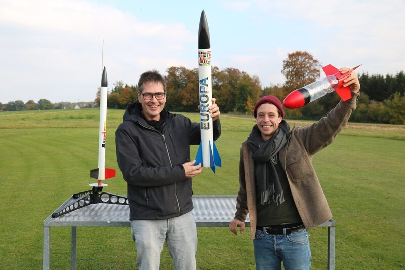 Checker Tobi (r.) macht den Raketen-Check. – Bild: BR/​megaherz gmbh/​Hans-Florian Hopfner