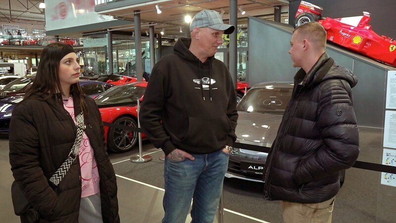 Elvis und seine Kids genießen den Kurztrip nach Köln in vollen Zügen. Der Besuch der Motorworld, wo es jede Menge PS zu bestaunen gibt, ist ein echtes Highlight. – Bild: RTLZWEI