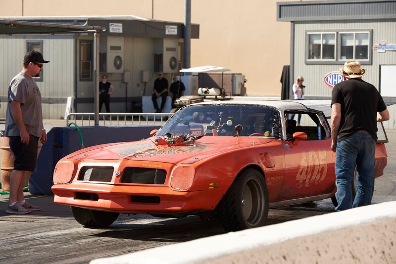 Farmtruck (l.) and AZN prep for the race. – Bild: Discovery Communications