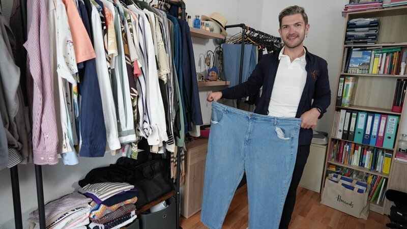 Florian hat durch eine Magen-OP abgenommen. Seine alten Klamotten sind jetzt zu groß. Sein Abnehmen hat aber noch weitere Folgen. – Bild: ZDF/​Rene Munder