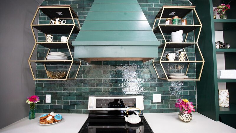 Aubrey creates a dining area with shelves and benches with additional storage space. – Bild: HGTV