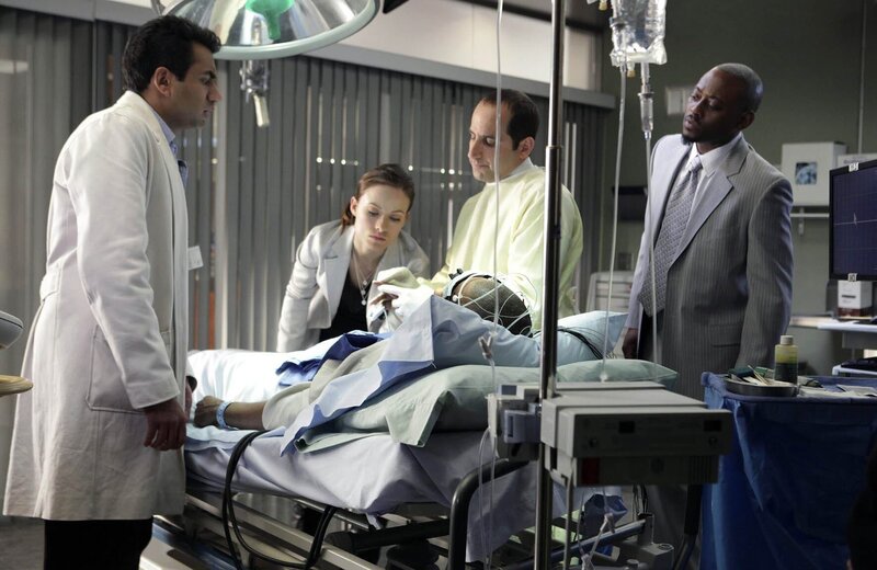 L-R: Kal Penn as Kutner, Olivia Wilde as Thirteen, Special Guest Mos Def as patient Lee, Peter Jacobson as Taub, Omar Epps as Foreman – Bild: NBC/​Universal