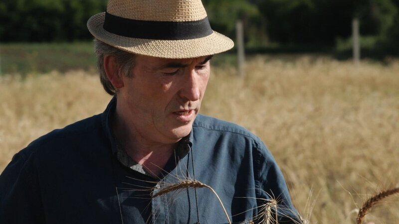 Jean-Jacques Jacob im Weizenfeld – Bild: SRF/​BR/​Zero One Film