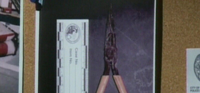 Die Lügen von Scott Petersen – Am Heiligabend wird die hochschwangere Lacy Petersen als vermisst gemeldet. Ihr Mann Scott startet mit der Familie eine groß angelegte Suchaktion. Die Geschichte der jungen Mutter, die ausgerechnet am 24.12. spurlos verschwindet, bewegt die Menschen und zieht die Aufmerksamkeit der Medien auf sich. Doch während sich Scott Petersen als der engagierte Ehemann inszeniert, ermittelt hinter den Kulissen bereits die Mordkommission gegen ihn. Bild: mögliche Tatwaffe – Bild: RTL II