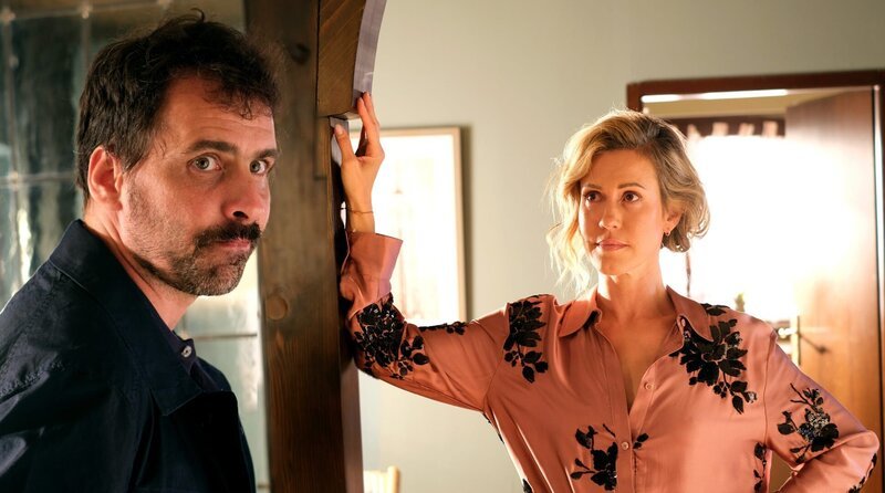Luise (Wolke Hegenbarth) öffnet Sami (Marcel Mohab) die Tür. – Bild: ARD Degeto/​Jacqueline Krause-Burberg