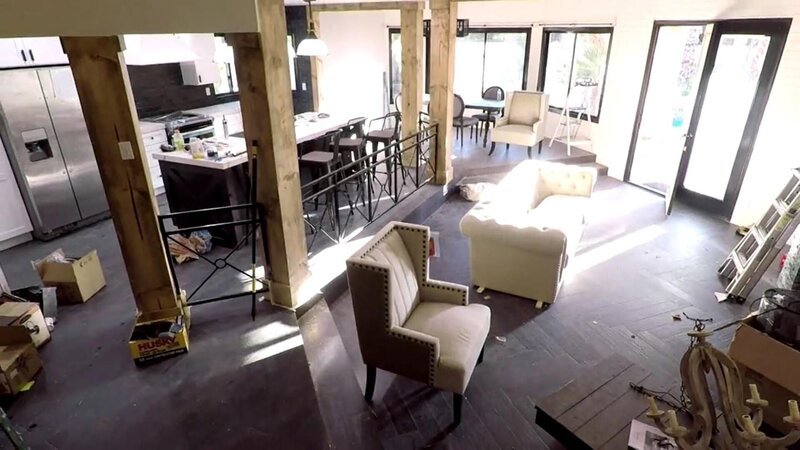 Die Real-Estate-Profis hoffen auf einen Mega-Deal: Ein Hausbesitzer, der außerhalb des Landes lebt, möchte seine Immobilie loswerden und ist mit ihnen in Verhandlung. Aubrey und Bristol wollen die Gelegenheit beim Schopf packen und das Objekt in eine exklusive Immobilie direkt am Golfclub verwandelt. Da seit den 80er Jahren nichts mehr daran gemacht wurde, steht eine Rundumerneuerung an: Designerin Aubrey verleiht dem altbackenen Haus einen gemütlich-modernen Charakter mit offenem Wohnkonzept, einem neuen Kamin und ländlichen Accessoires. – Bild: Tanja Bachetzky