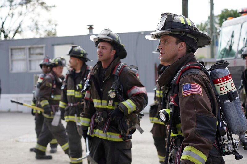 Taylor Kinney as Kelly Severide, Jesse Spencer as Matthew Casey. – Bild: NBC