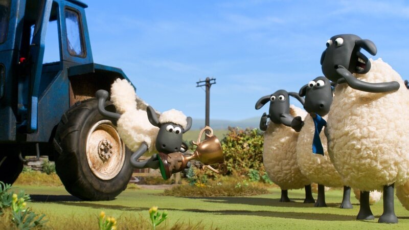 Shaun, das Schaf – Das Pokalschwein – Auf der Bauernmesse gewinnt der Nachbar des Farmers alle Preise. Schlecht gelaunt fährt der Farmer nach Hause. Noch nicht einmal sein Schwein hat einen Preis bekommen. Oder doch? Die Hoftiere staunen nicht schlecht, als das Schwein plötzlich einen Pokal hervorzieht. Jubel bricht aus und das Pokalschwein lässt sich ausgiebig feiern. Doch ein Zeitungsartikel lässt Shaun misstrauisch werden. Foto: ORF/​AARDMAN. – Bild: ORF/​AARDMAN