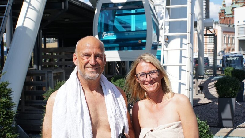 Die „Grand Lady“ in Helsinki in Finnland. Ausflug in die Sauna (Skywheel Sauna) mit den Passagiere Sandra und Michael Fuhr. – Bild: Deborah Stöckle /​ BR, Bewegte Zeiten Filmproduktion GmbH